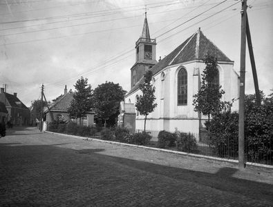 400242 Gezicht in de Dorpsstraat te Nigtevecht, met rechts de Nederlands Hervormde kerk (Dorpsstraat 45).N.B. De ...